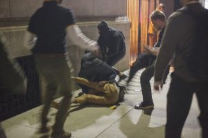 Organización «Proud Boys» golpeó brutalmente a manifestantes