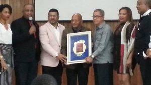 SAN CRISTOBAL: Pintor Marcial Báez recibe premio Fradique Lizardo SAN CRISTOBAL: Pintor Marcial Báez recibe premio Fradique Lizardo