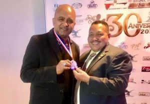 NUEVA YORK: Entregan medalla a  Zabala Al Día por noveno aniversario