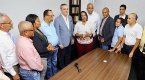 Luis Abinader felicita a Xiomara  Guante y a todos los maestros