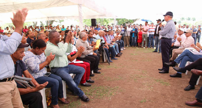 PUERTO PLATA: Danilo Medina otorga facilidades 149 productores de cacao imagen
