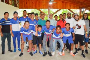 Director del INEFI apoya equipo fútbol de Salcedo