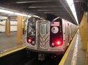 Hispano cae en escalera eléctrica del Subway y muere estrangulado