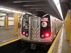 Hispano cae en escalera eléctrica del Subway y muere estrangulado Hispano cae en escalera eléctrica del Subway y muere estrangulado