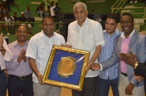 Dedican a Nelson Guillén basket superior de San Cristóbal