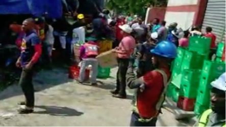 A plena luz del día saquean una patana que cargaba cervezas