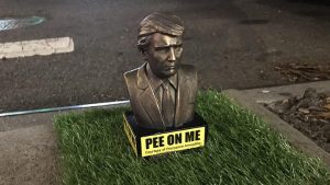 Aparecen en Brooklyn estatuas de Trump con letrero dice «oríname»