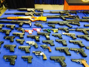 CALIFORNIA: Desmantelan poderosa pandilla y decomisan 63 armas de fuego