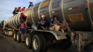 Caravana de migrantes hace un alto en México para seguir hacia EEUU