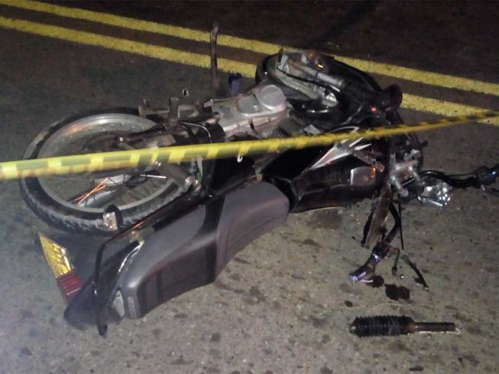Tres muertos en choque entre carro y motocicleta en autopista 6 de Noviembre