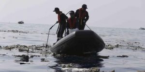 INDONESIA: Comienzan a aparecer cadáveres de avión que se estrelló