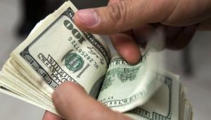 El dólar sube un 0,02 % y su venta está a 50,05 por peso dominicano