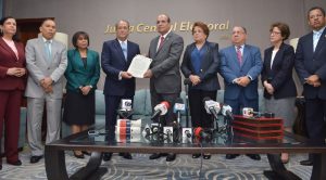 PLD es el primer partido que informa a la JCE cómo elegirá sus candidatos PLD es el primer partido que informa a la JCE cómo elegirá sus candidatos