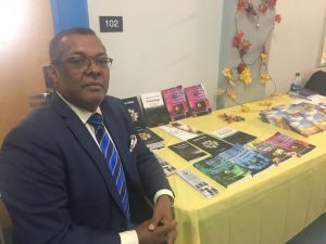 Periodista presenta obras en la X1 Feria del Libro Dominicano