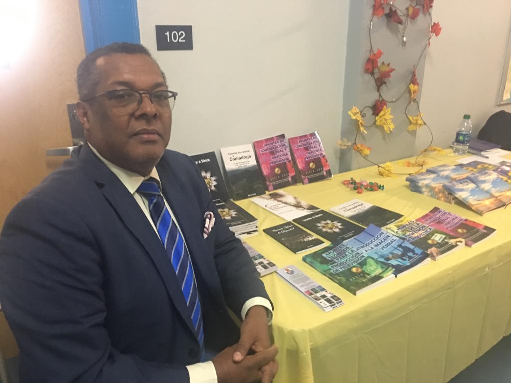 Periodista presenta obras en la X1 Feria del Libro Dominicano imagen