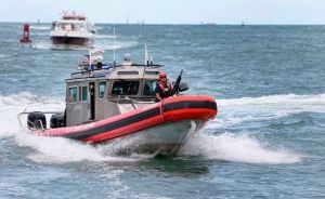 Una avioneta cae al agua cerca de la costa de Long Island