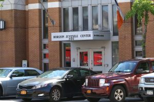 Pelea en centro de detención de menores deja 20 guardias heridos