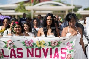 Centenar mujeres vestidas novia marchan contra violencia género