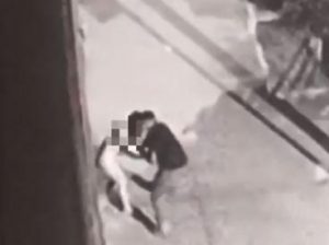 Un hombre intenta violar a una joven en plena calle de Nueva York Un hombre intenta violar a una joven en plena calle de Nueva York