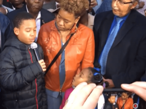 Niño de 9 años responde a mujer que lo acusó de tocar su trasero