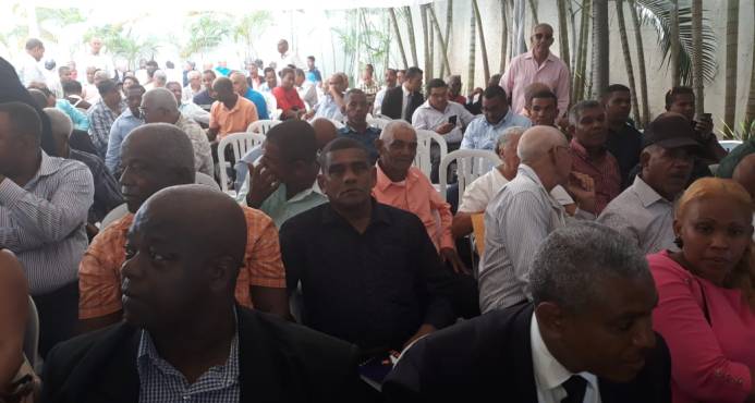 Leonel Fernández continúa encuentros con dirigentes imagen