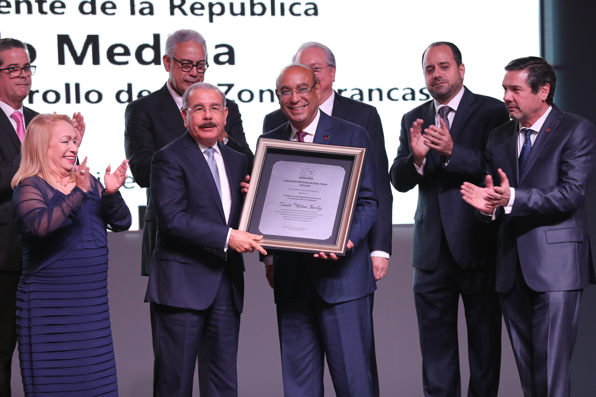 ADOZONA reconoce presidente Danilo Medina durante su 30 aniversario imagen