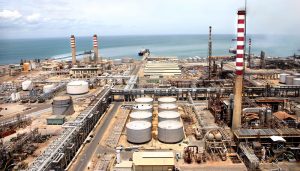 VENEZUELA: Paralizan por falta de crudo la segunda refinadora del país