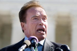 EEUU: Schwarzenegger pide respetar credos y raza para apuntalar democracia