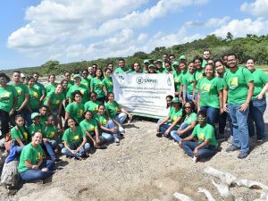 Estudiantes UNPHU realizan limpieza en la playa de Nigua Estudiantes UNPHU realizan limpieza en la playa de Nigua