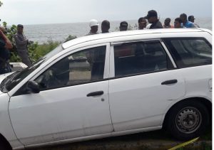 Investigan caso de vehículo hallado con un puñal y mucha sangre en su interior