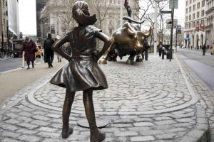 Mueven estatua  “Niña desafiante” Wall Street