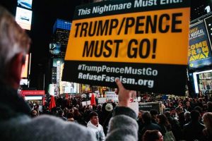 NUEVA YORK: Cientos protestan contra el Presidente Trump en Times Square
