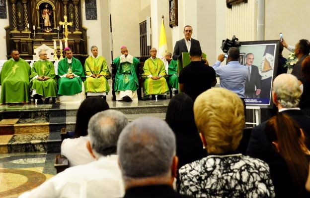 Obispos concelebran en Catedral de Santiago misa en memoria de Abinader Wassaf imagen