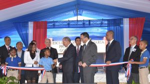 VILLA ALTAGRACIA: Presidente Medina inaugura una escuela para 840 alumnos
