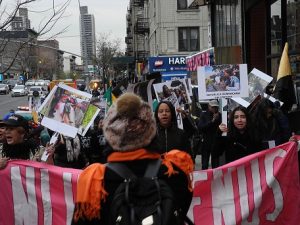 Decenas de mujeres realizan caminata por el fin de los feminicidios en la RD