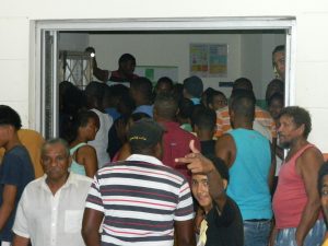 TAMAYO: Policía atrapa atracadores y multitud intenta lincharlos