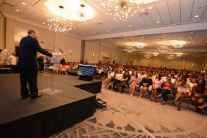 Montás se compromete a combatir injusticias y abusos que sufre la mujer