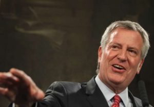 Alcalde promete cambiar el anticuado metro de NY