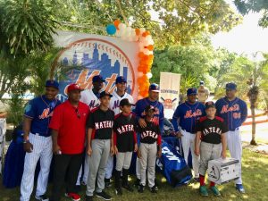 METS de NY dona equipos a niños “Futuras Estrellas” en RD