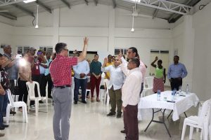 Decenas abandonan filas del PLD para apoyar a Carlos Peña