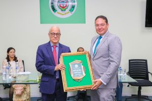 SPM: Entregan Premio Literatura UCE; reconocen escritor Andrés L. Mateo