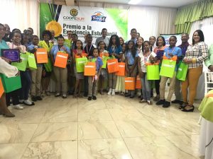 AZUA: COOPESUR premia excelencia estudiantil y docente