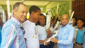 HATO MAYOR: Cónsul de RD en Florida dona instrumentos musicales HATO MAYOR: Cónsul de RD en Florida dona instrumentos musicales