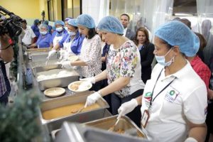 Vicepresidenta sorprende en Comedores Económicos donde sirvió el almuerzo