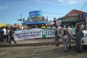 Realizan plantón contra violaciones a la Constitución y destitución de Danilo