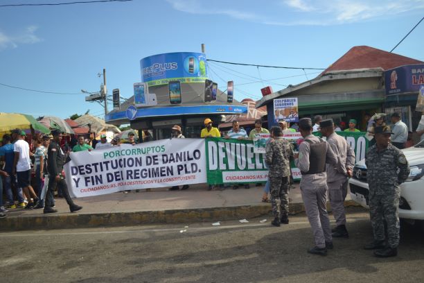 Realizan plantón contra violaciones a la Constitución y destitución de Danilo imagen