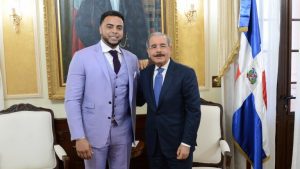 El jugador Neson Cruz visita al presidente Danilo Medina