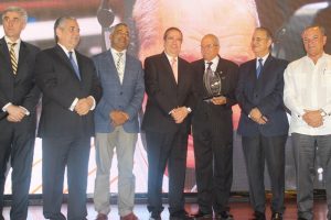 Adompretur reconoce a Rodolfo Espinal como “maestro y voz del turismo”