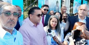 Exponen fotos Peña Gómez en Gran Teatro del Cibao