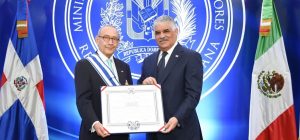 Vargas condecora a embajador de México y señala aportes a relación Vargas condecora a embajador de México y señala aportes a relación